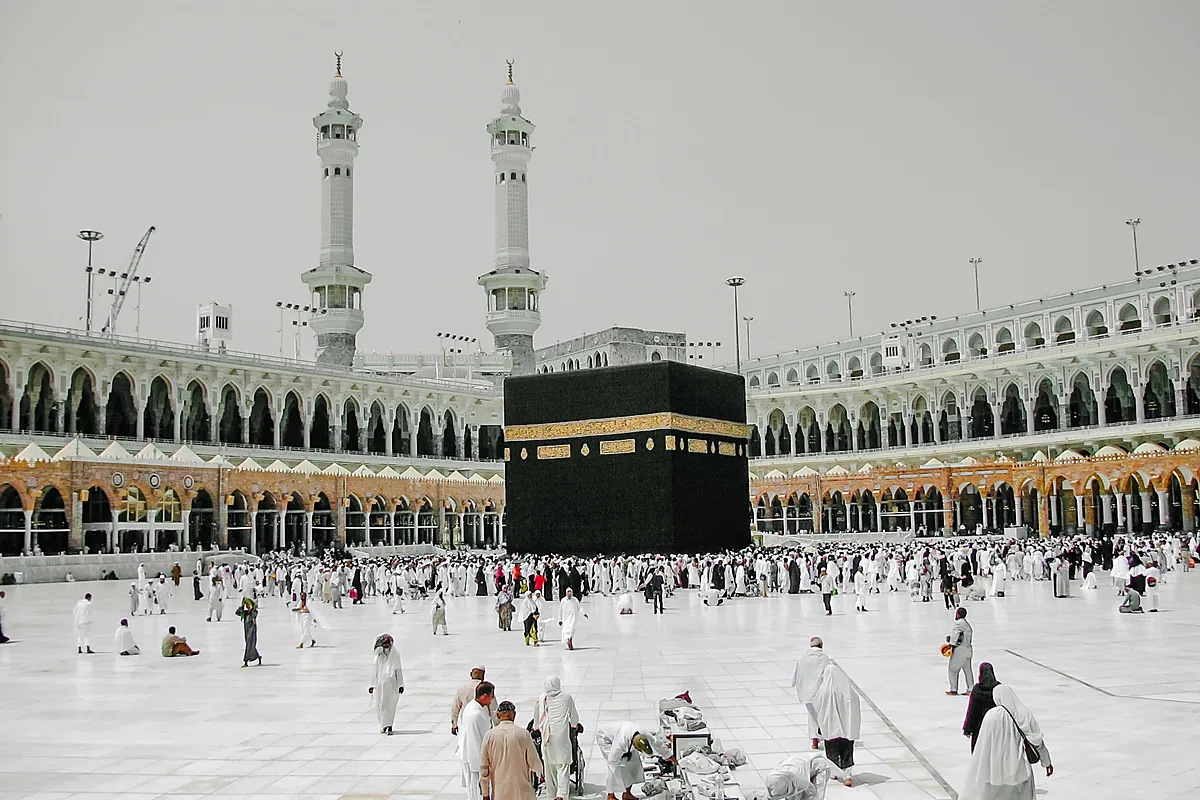 Pilgrims in the courtyard around the Kaaba in Makkah